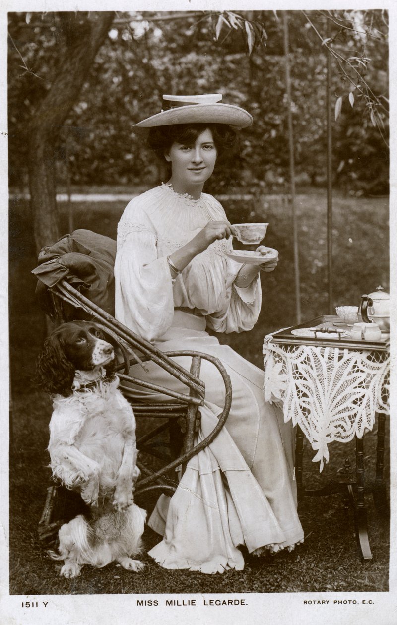 Millie Legarde, englantilainen näyttelijä, v. 1906. tekijältä Rotary Photo