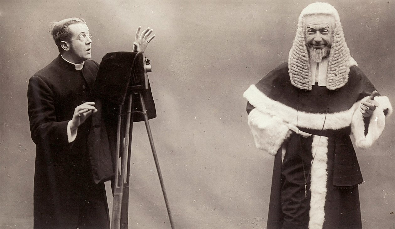 Kaskassa pukeutunut mies suuntaa kameransa linssillä paaviksi pukeutunutta miestä kohti tekijältä Rotary Photographic Co Ltd