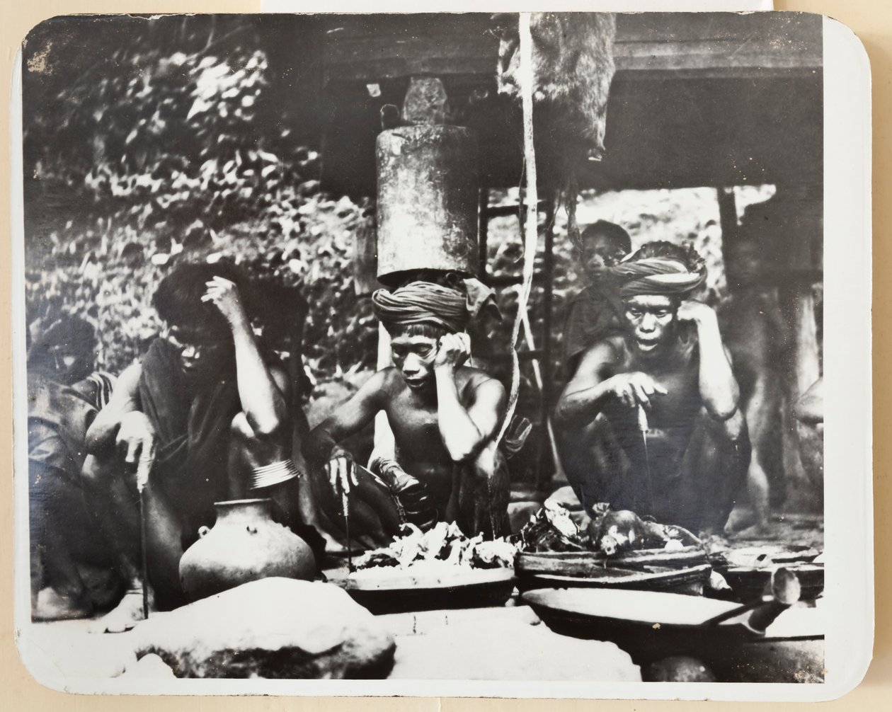 Ifugao-papit uskonnollisen seremonian aikana, 1910 (m/w kuva) tekijältä Roy Barton