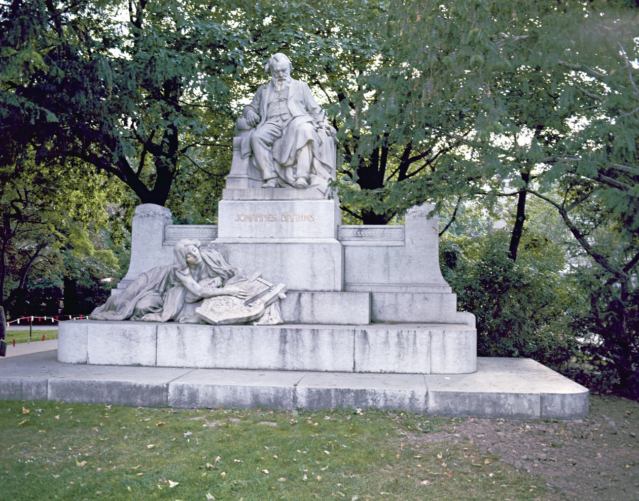Johannes Brahmsin (1833-97) muistomerkki 1908 (marmori) tekijältä Rudolf von Weyr