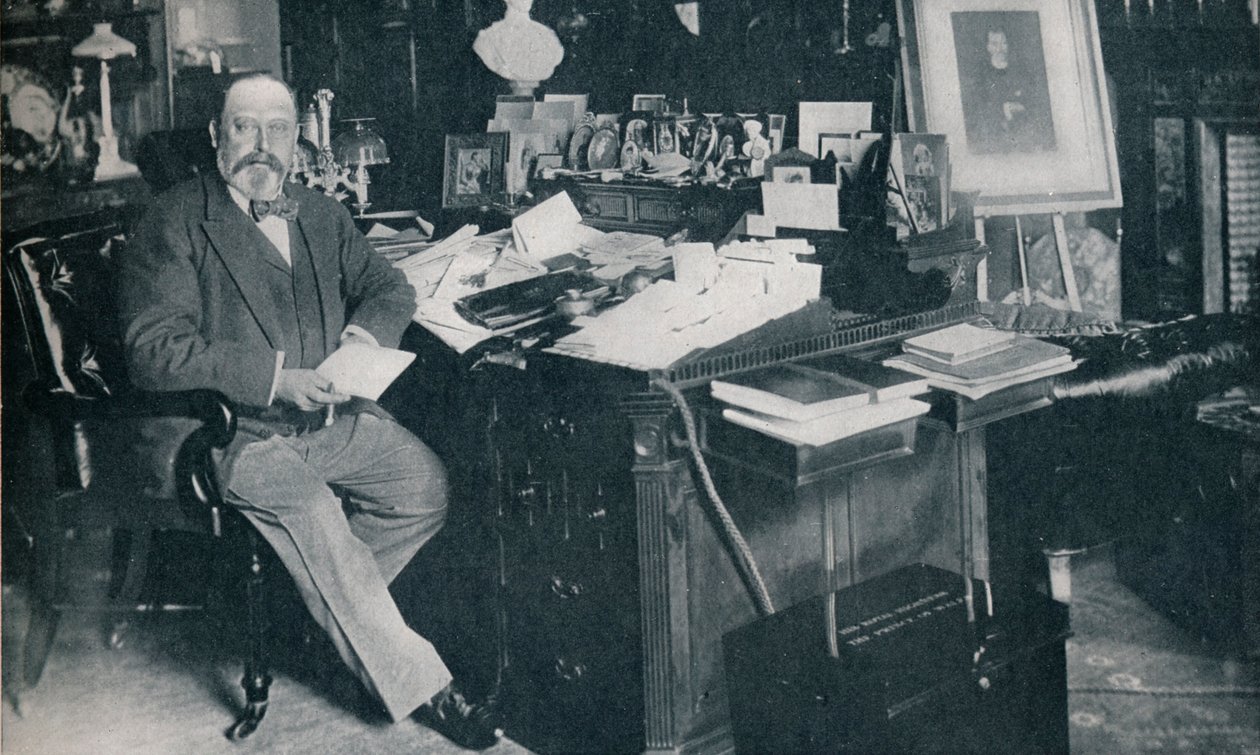 Kuningas Edward VII työhuoneessaan Marlborough Housessa Lontoossa, vuonna 1904 1911 tekijältä Russell and Sons