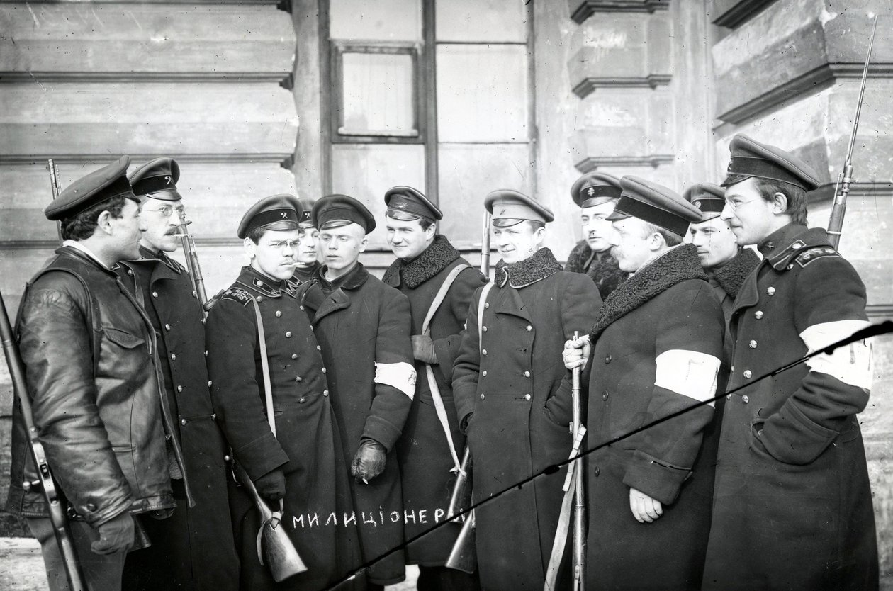 Ryhmä opiskelijoita toimii miliisimiehinä, Pietari, 1917 tekijältä Russian Photographer