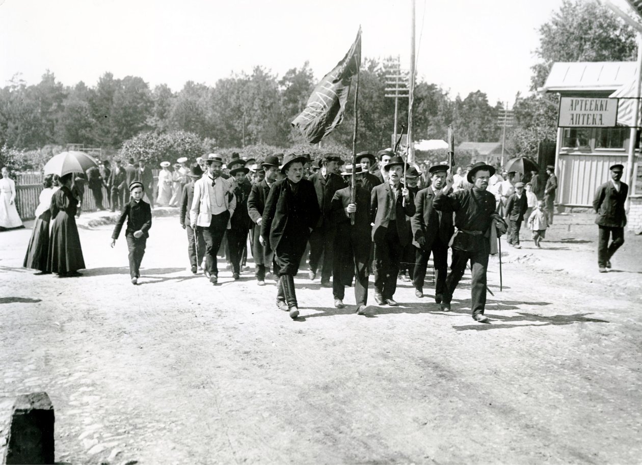 Protestimarssi Pietarissa 1906 tekijältä Russian Photographer