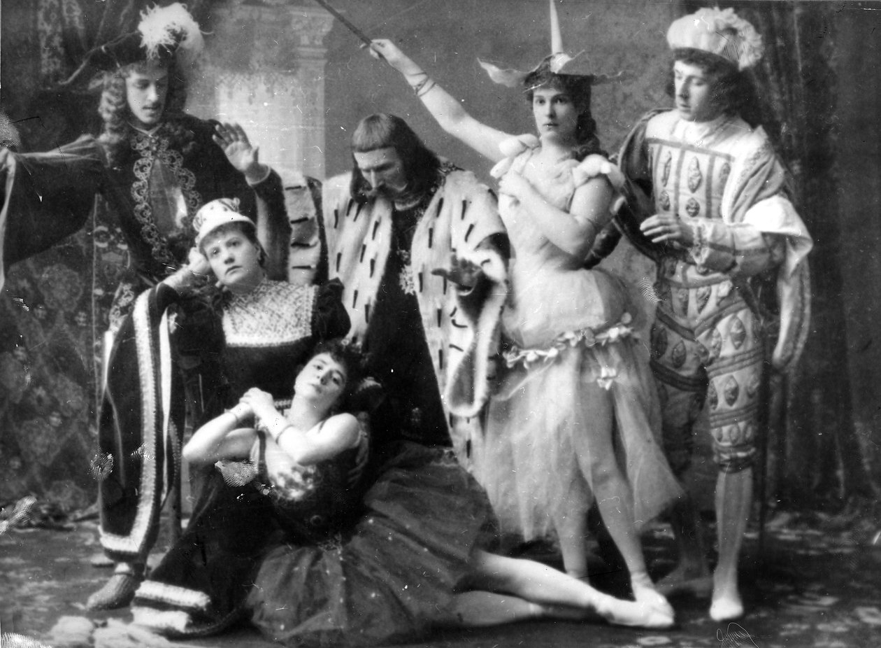 Kohtaus Tšaikovskin baletin Prinsessa Prinsessa ensiesittelystä Mariinski-teatterissa Carlotta Brianzan kanssa Auroran osassa, 1890 tekijältä Russian Photographer