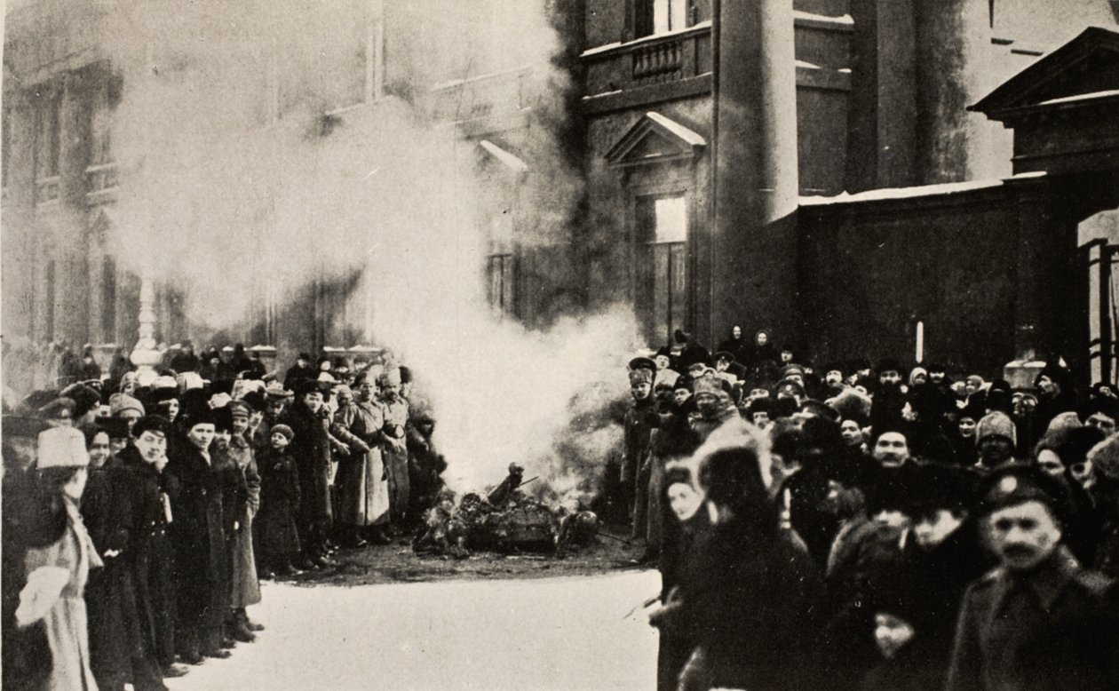 Kuninkaallisten tunnusten polttaminen, 1917 tekijältä Russian Photographer