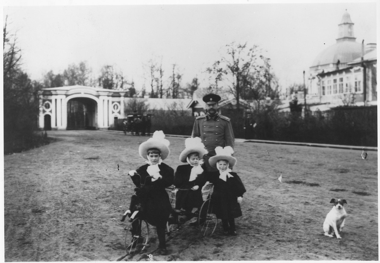 Carl Michael, Mecklenburg-Strelitzin herttua 3 sisaruksensa, Katyan, Menkan ja Tashan, kanssa Oranienbaumin palatsissa lähellä Pietaria, n. 1898 tekijältä Russian Photographer