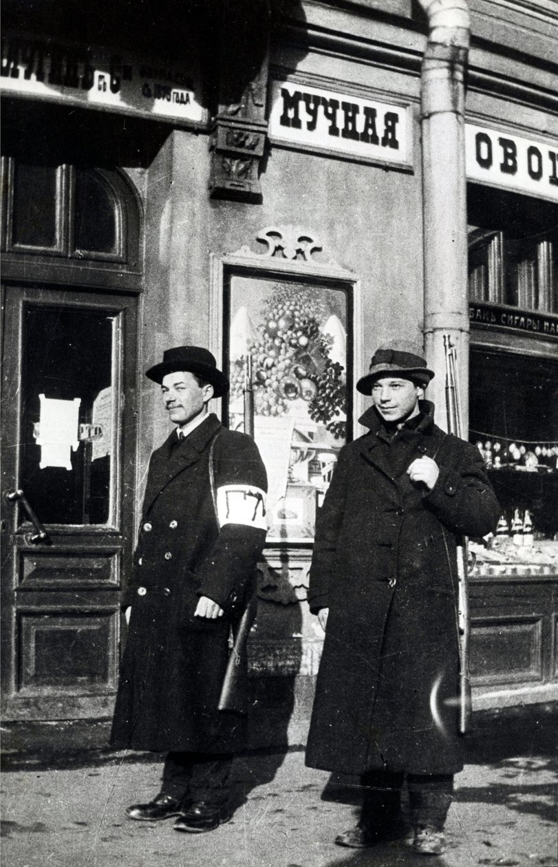 Kaupungin miliisi Kamennoostrovsky Prospektilla Petrogradissa, 1917 tekijältä Russian Photographer