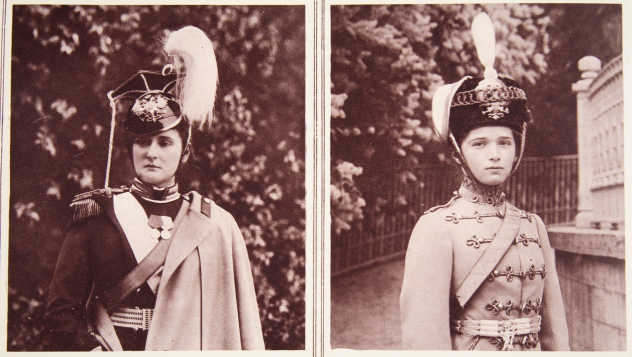 Venäjän Lancerien eversti: Venäjän keisarinna ja Venäjän husaarien eversti: suurherttuatar Olga, The Illustrated War News (seepiakuva) tekijältä Russian Photographer
