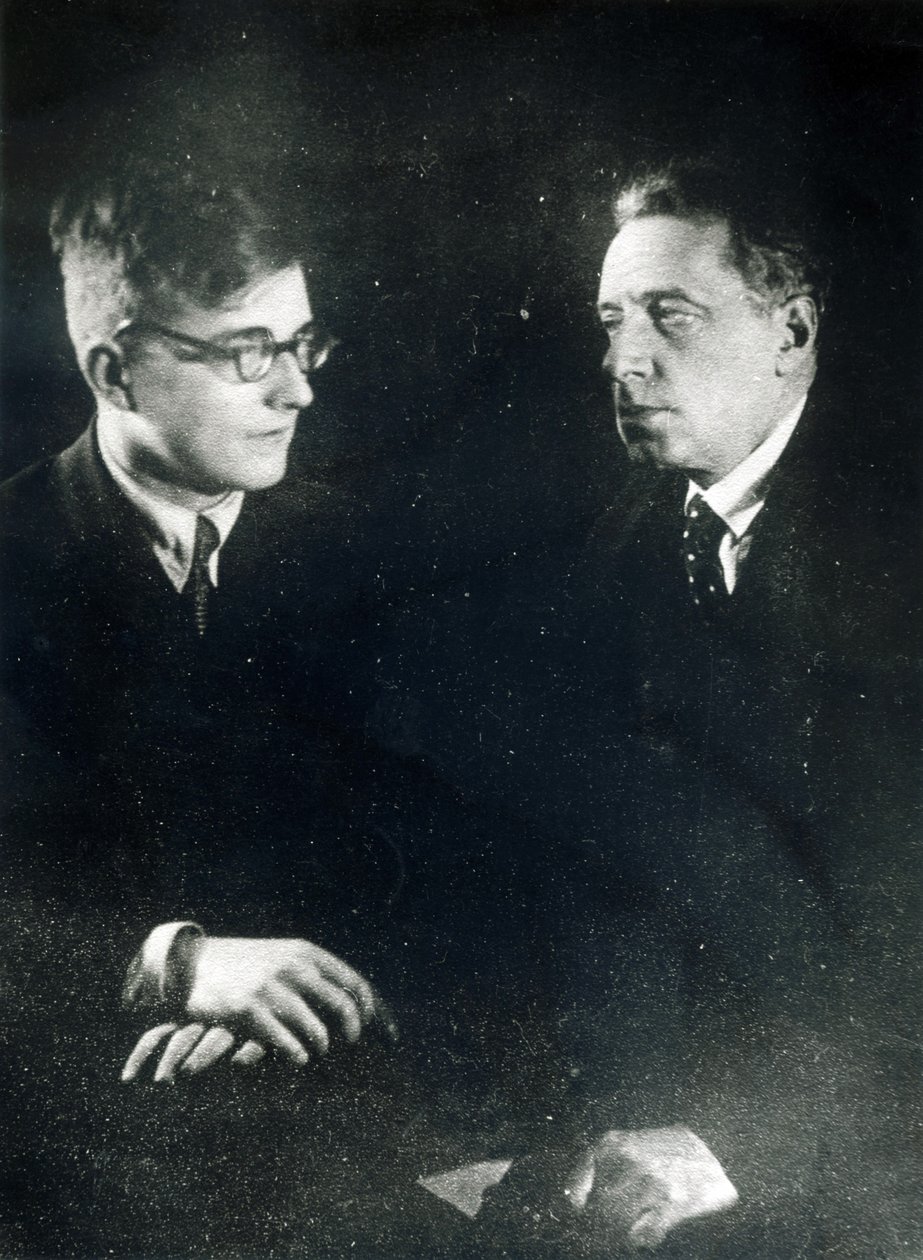 Säveltäjä Dmitri Šostakovitš sekä ohjaaja ja tuottaja Vsevelod Meyerhold, n. 1930 tekijältä Russian Photographer