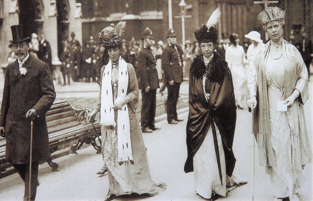 Keisarinna Maria Fjodorovna Yhdistyneen kuningaskunnan kuninkaan Yrjö V:n ja perheenjäsenten kanssa tekijältä Russian Photographer