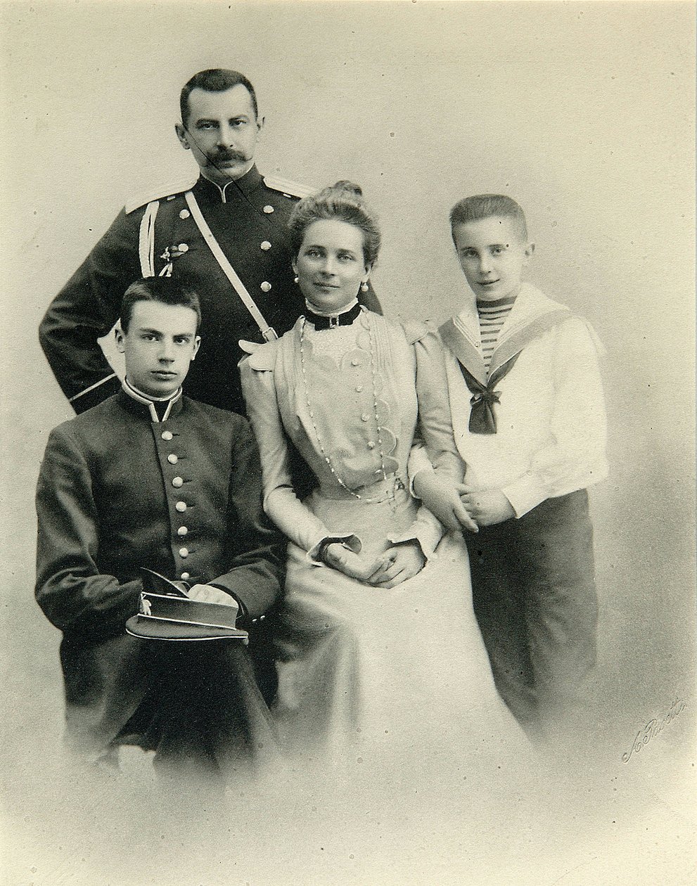 Perhekuva prinsessa Zenaida Jusupovasta, kreivi Felix Sumarokov-Elstonista ja pojista Nikolai ja Felix, A. Pasettin studiolta tekijältä Russian Photographer