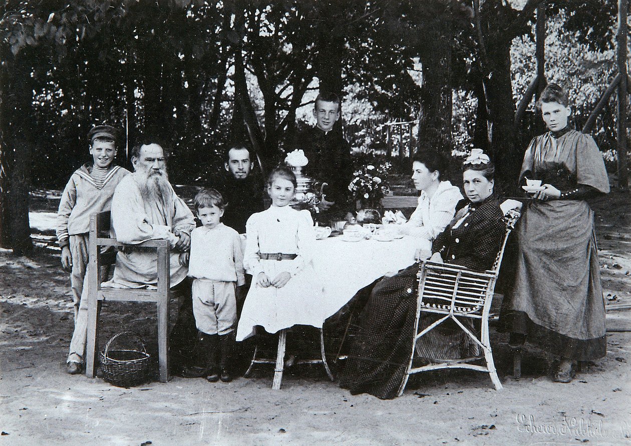 Kirjailija Leo N. Tolstoin perhekuva Scherer, Nabholz und Co:n studiosta. tekijältä Russian Photographer