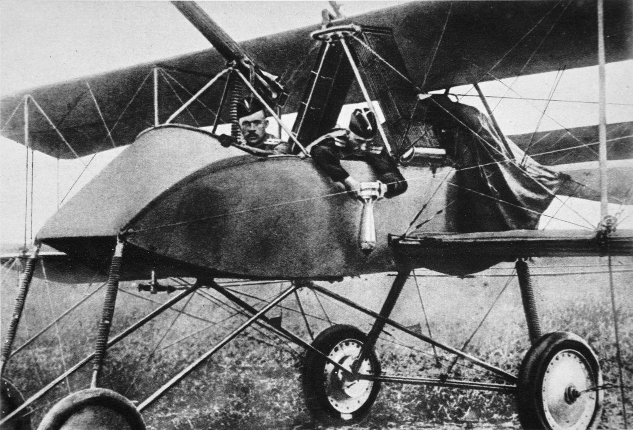 Pommin kiinnittäminen ennen lähtöä, liittolaisemme lentäjät itärintamalla, The Illustrated War News, 1916 tekijältä Russian Photographer