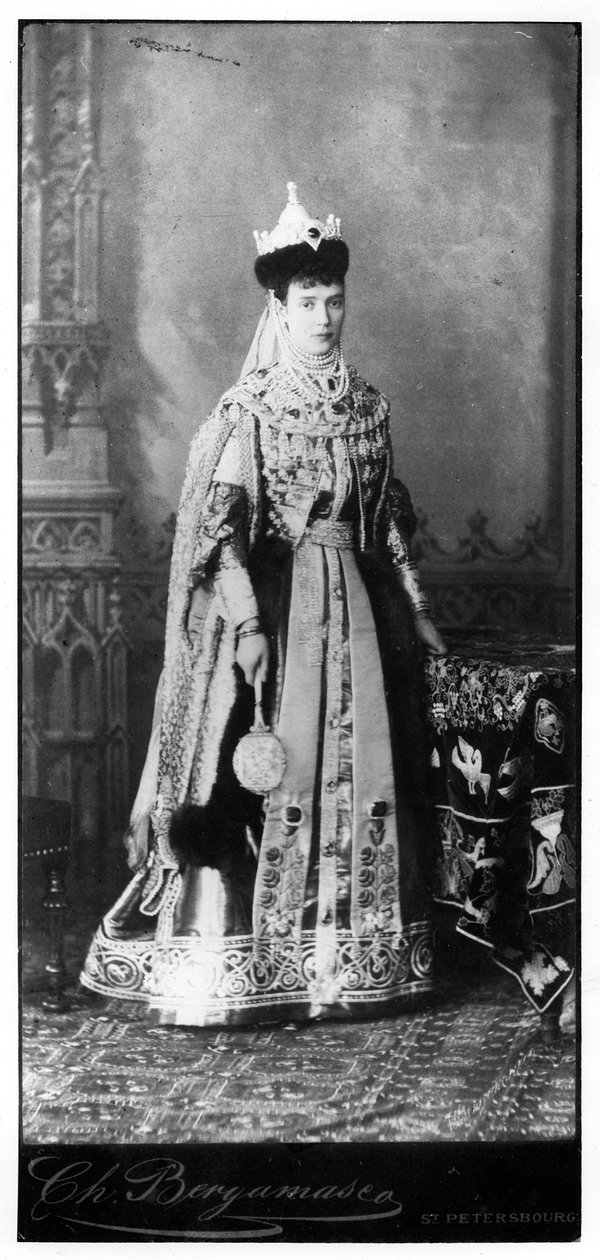 Maria Feodorovna perinteisessä venäläisessä mekossa, noin 1860-luku tekijältä Russian Photographer