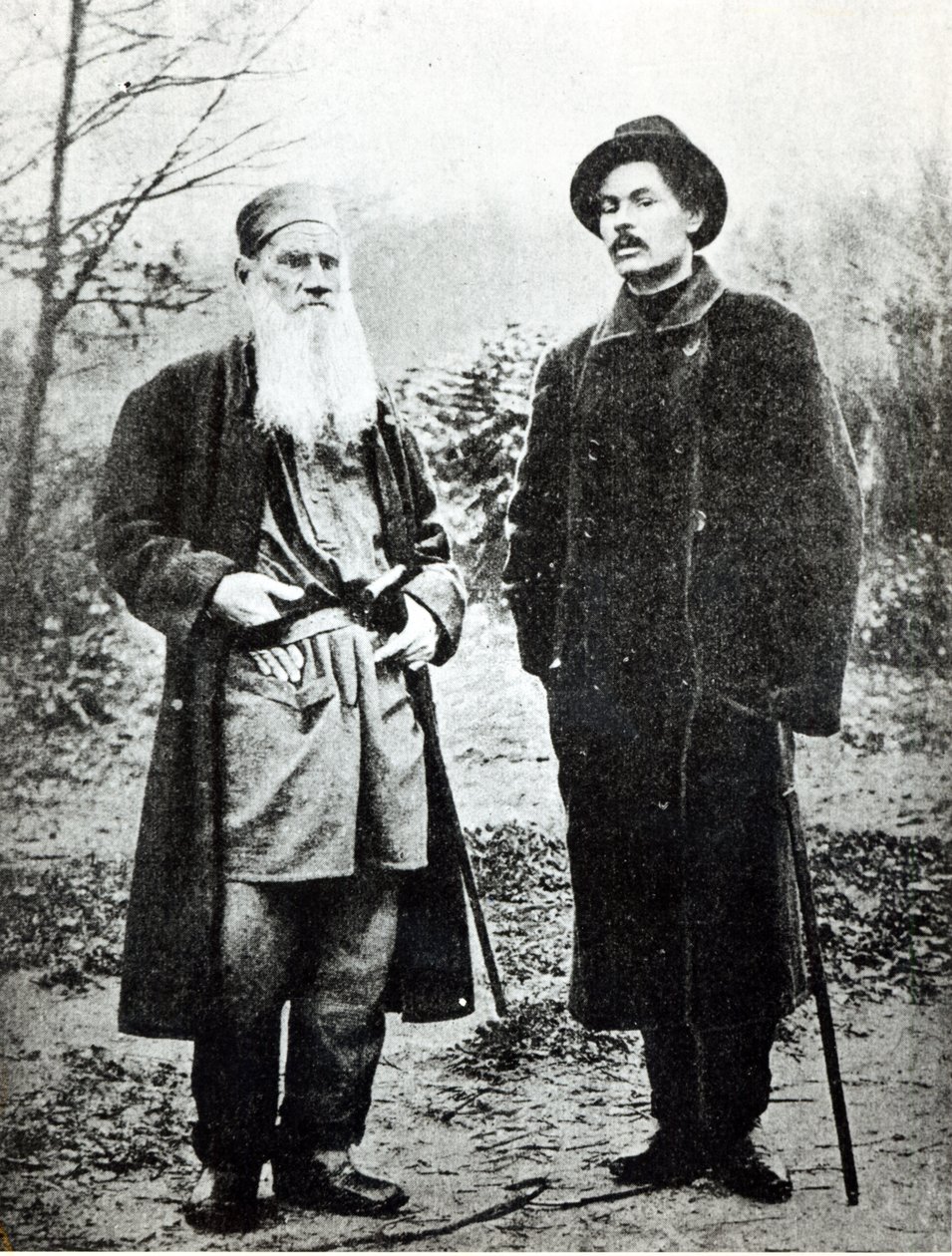 Maksim Gorki (Aleksei Maksimovitš Peshkov) hirtti Leo Tolstoin Jasnaja Poljanassa vuonna 1900 tekijältä Russian Photographer