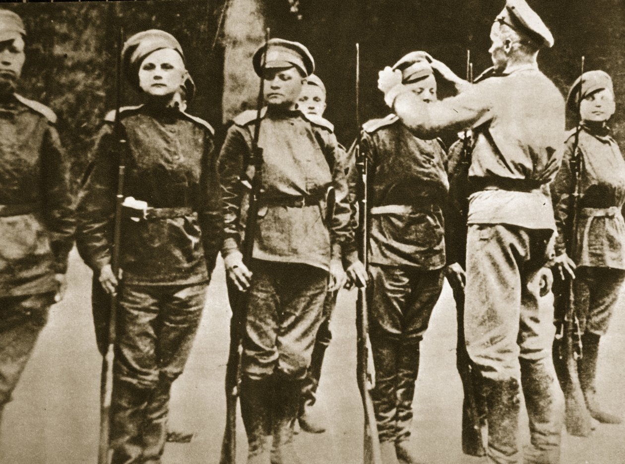 Venäjän 1. naisten kuolemapataljoonan jäsenet, 1917 (seepiakuva) tekijältä Russian Photographer