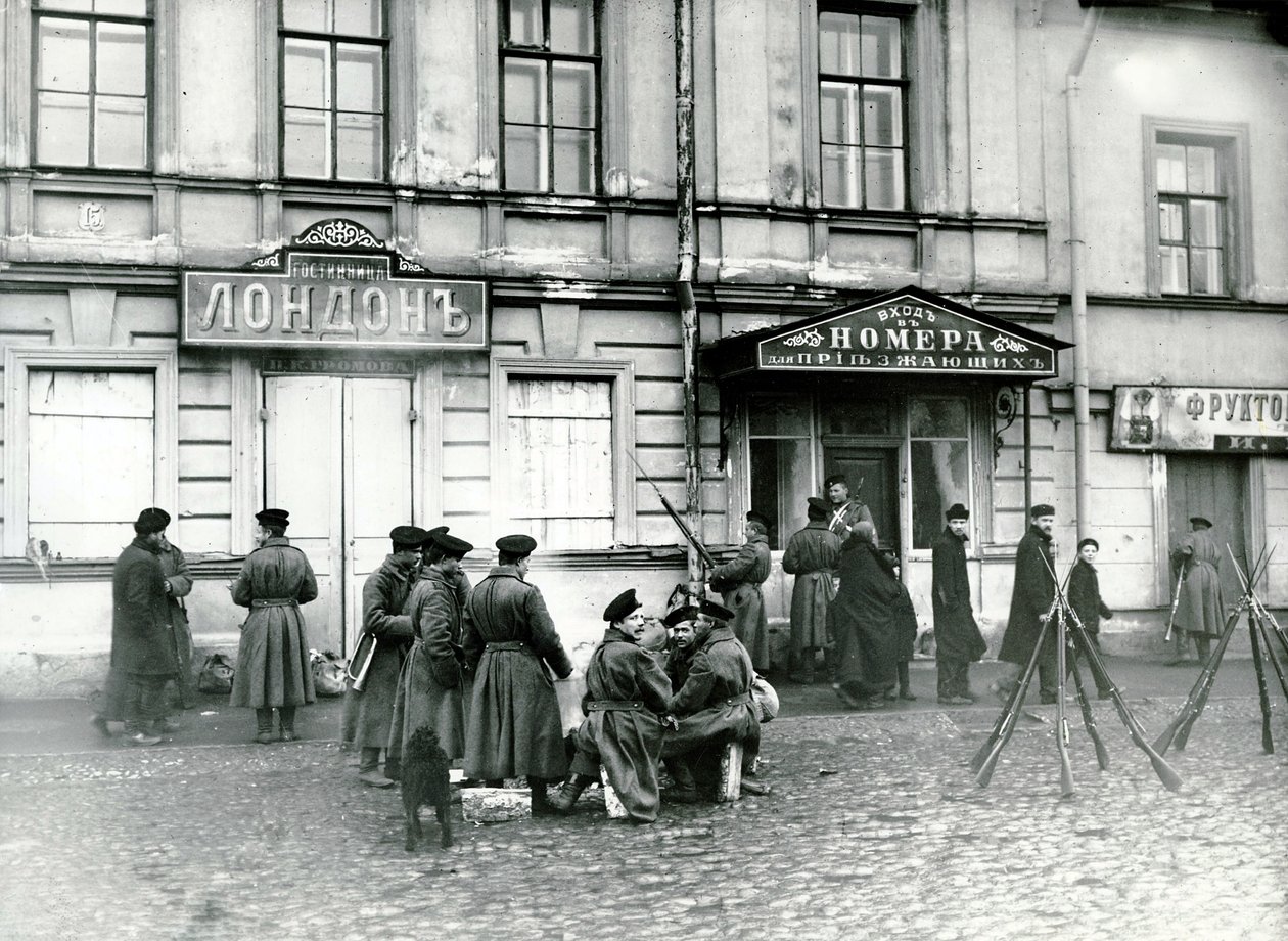 Miliisit Pietarin kadulla, 17. lokakuuta 1905 tekijältä Russian Photographer