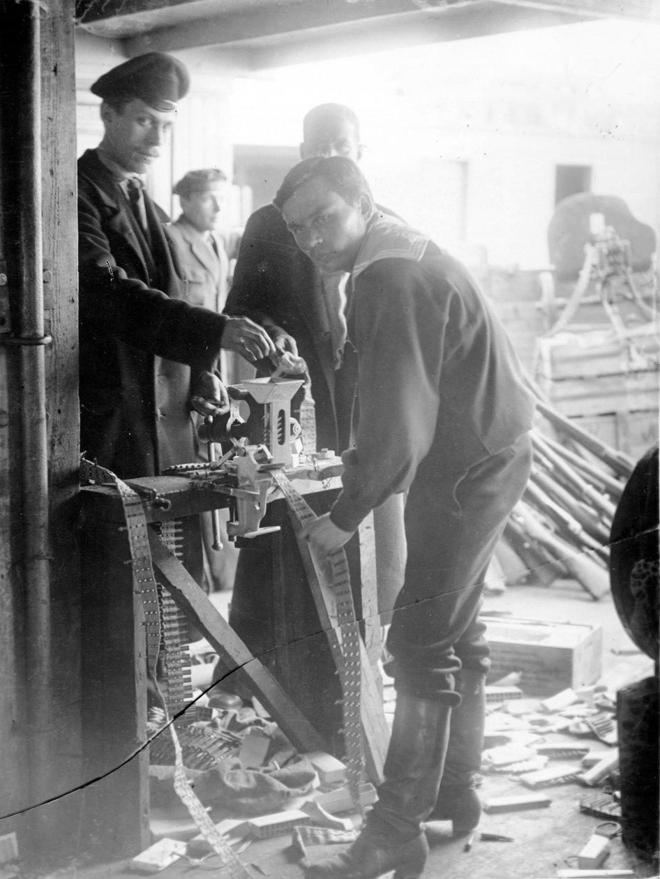 Sotatarviketehdas, Pietari, 1917 tekijältä Russian Photographer