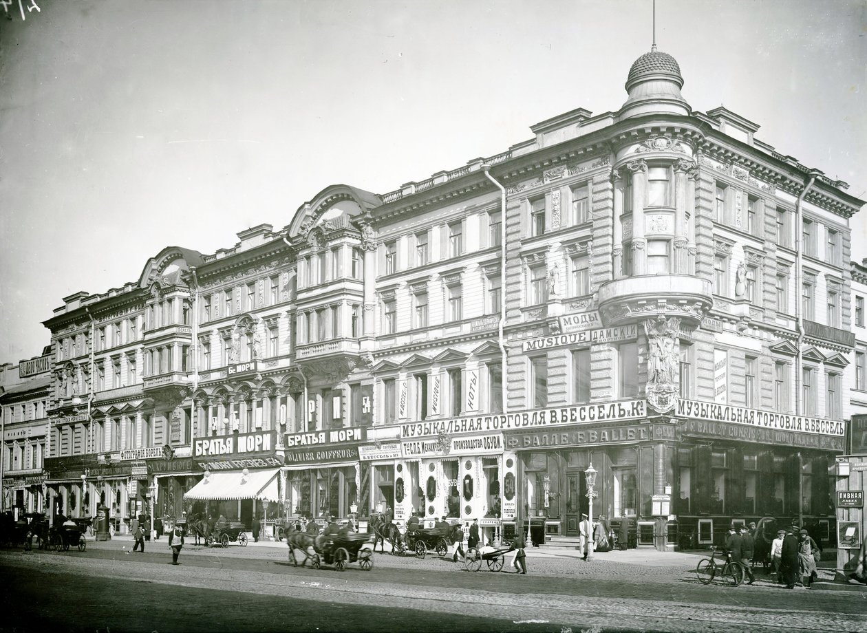 No 54 Nevski Prospekt, Malaya Sadovaya Streetin kulma, Pietari, 1900-luvun alku tekijältä Russian Photographer