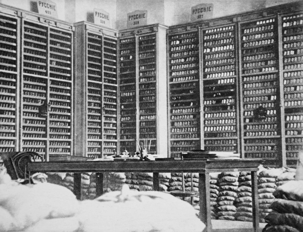 Nyt Iso-Britannian ja Ranskan liittolainen: Venäjän kultavarasto Petrogradin valtionpankissa, The Illustrated War Newsista tekijältä Russian Photographer