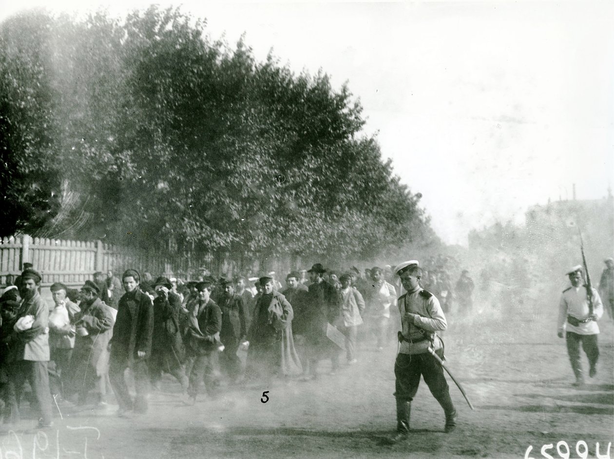 Poliittisia vankeja saatetaan Pietarin läpi, 1906 tekijältä Russian Photographer