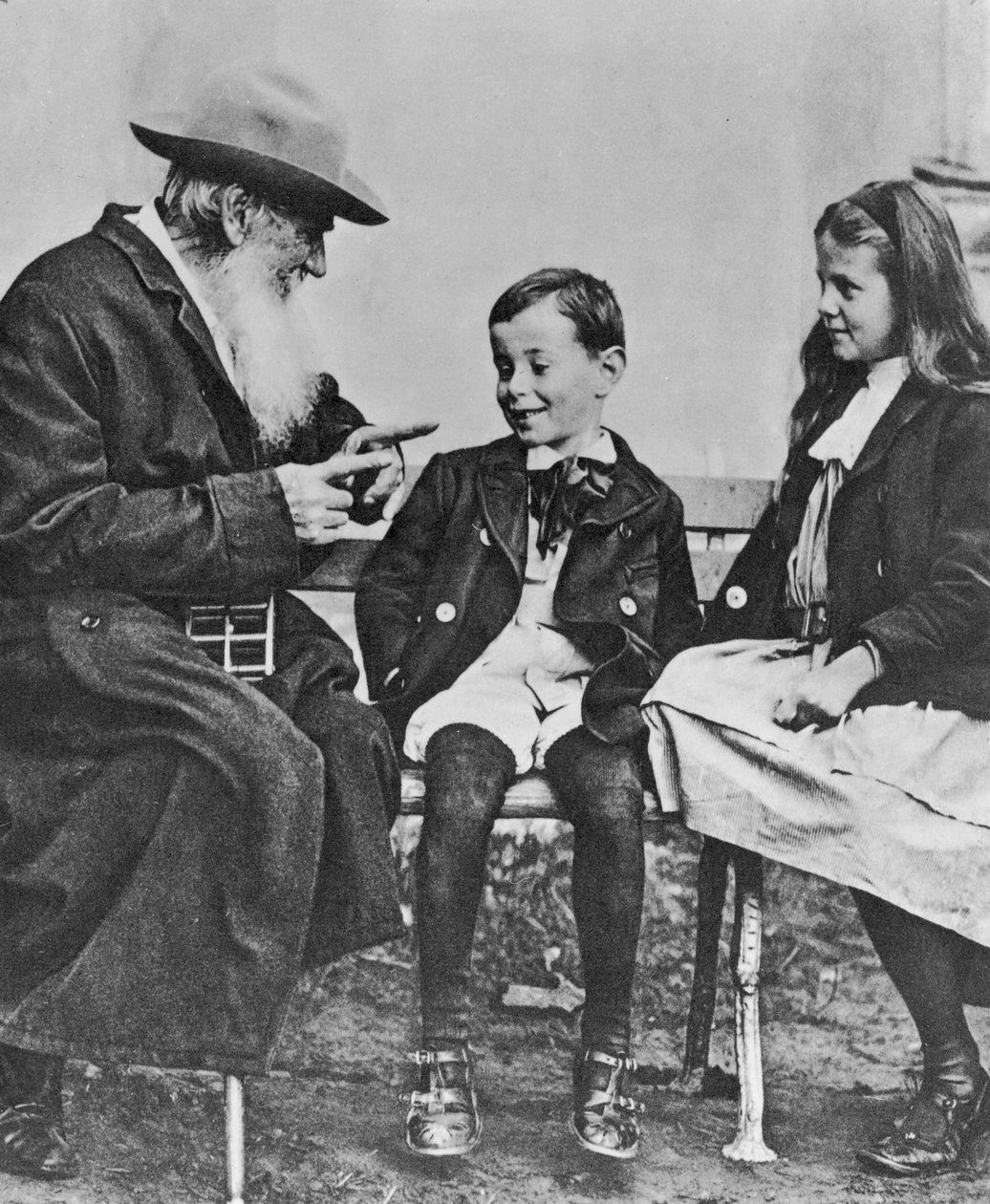 Muotokuva Lev Nikolajevitš Tolstoista (1828-1910) lastenlastensa kanssa (katso myös 105767) tekijältä Russian Photographer