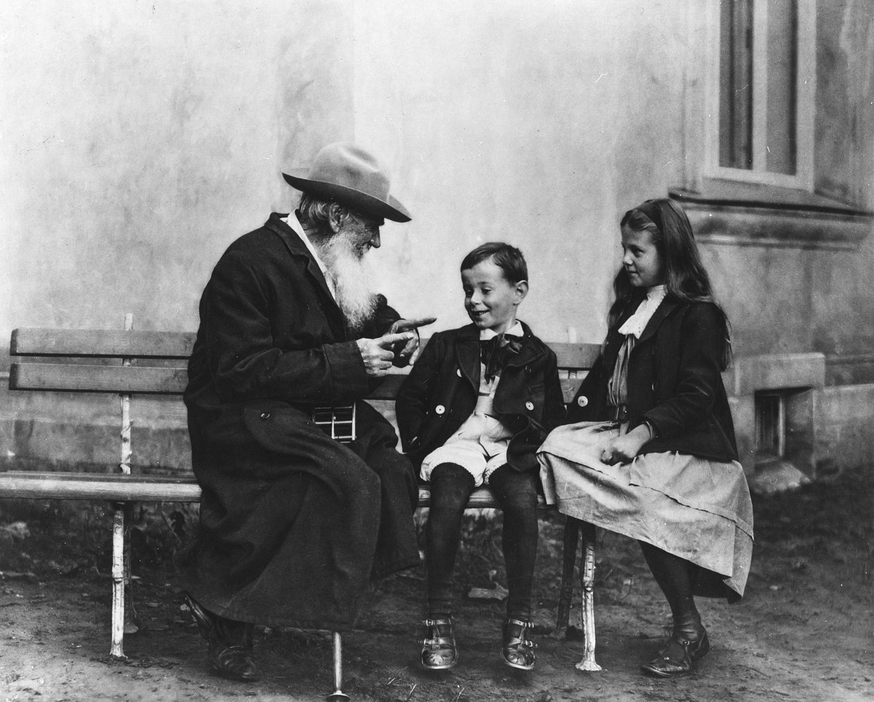 Muotokuva Lev Nikolajevitš Tolstoista (1828-1910) lastenlastensa kanssa (katso myös 230155) tekijältä Russian Photographer