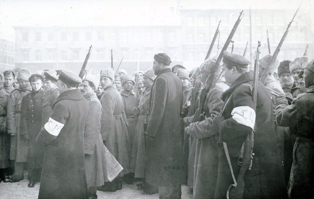 Vallankumouksellinen miliisi pidätti poliiseja, helmikuu 1917 tekijältä Russian Photographer