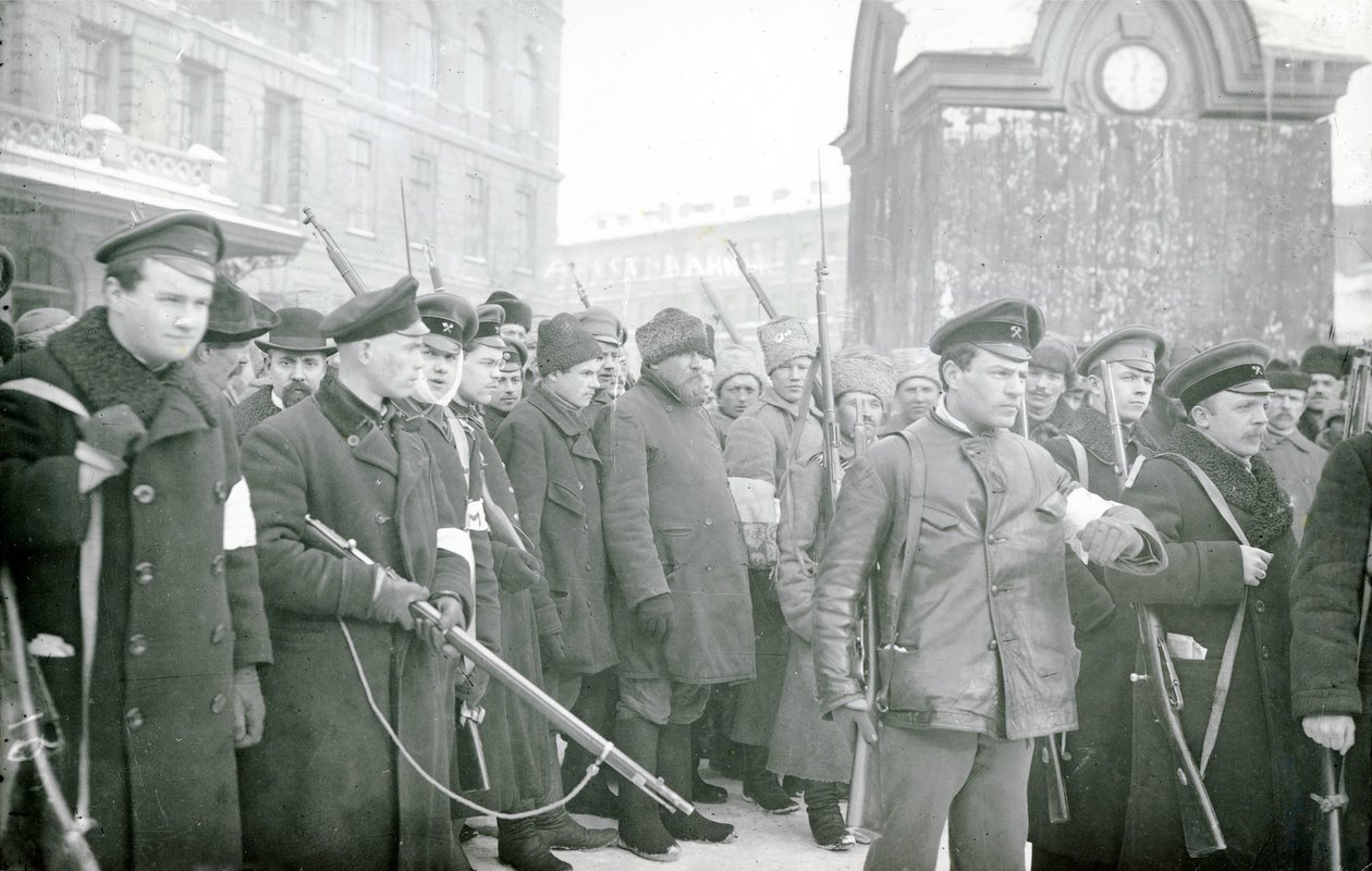 Vallankumouksellinen miliisi pidätti poliiseja, helmikuu 1917 tekijältä Russian Photographer