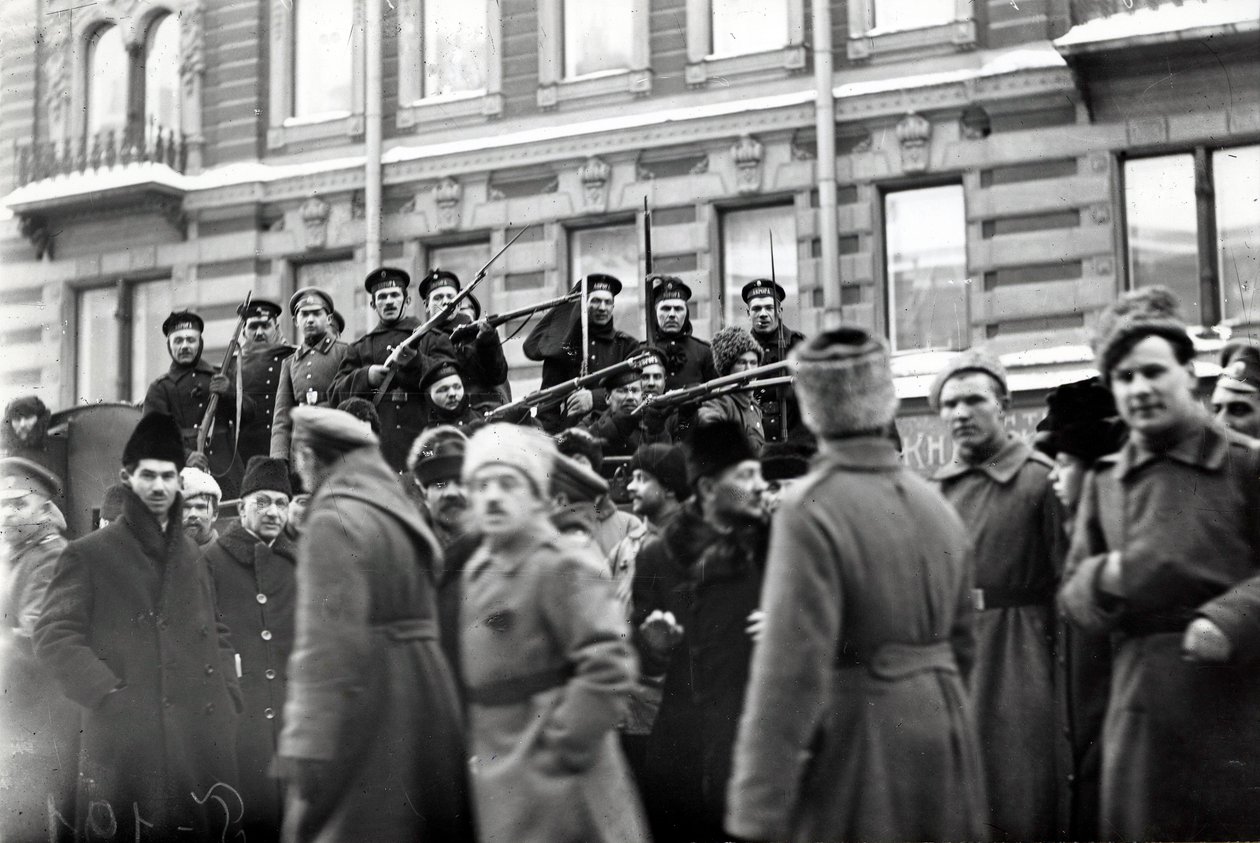 Vallankumoukselliset sotilaat ja merimiehet Petrogradin kaduilla, helmikuu 1917 tekijältä Russian Photographer