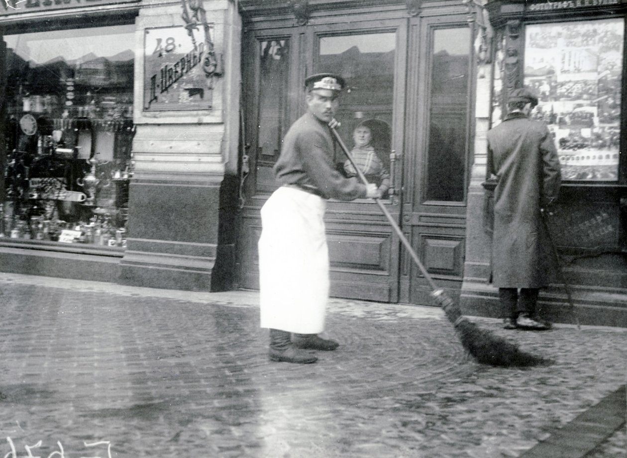Lakaisukone Nevski Prospektilla, Pietari, 1913 tekijältä Russian Photographer