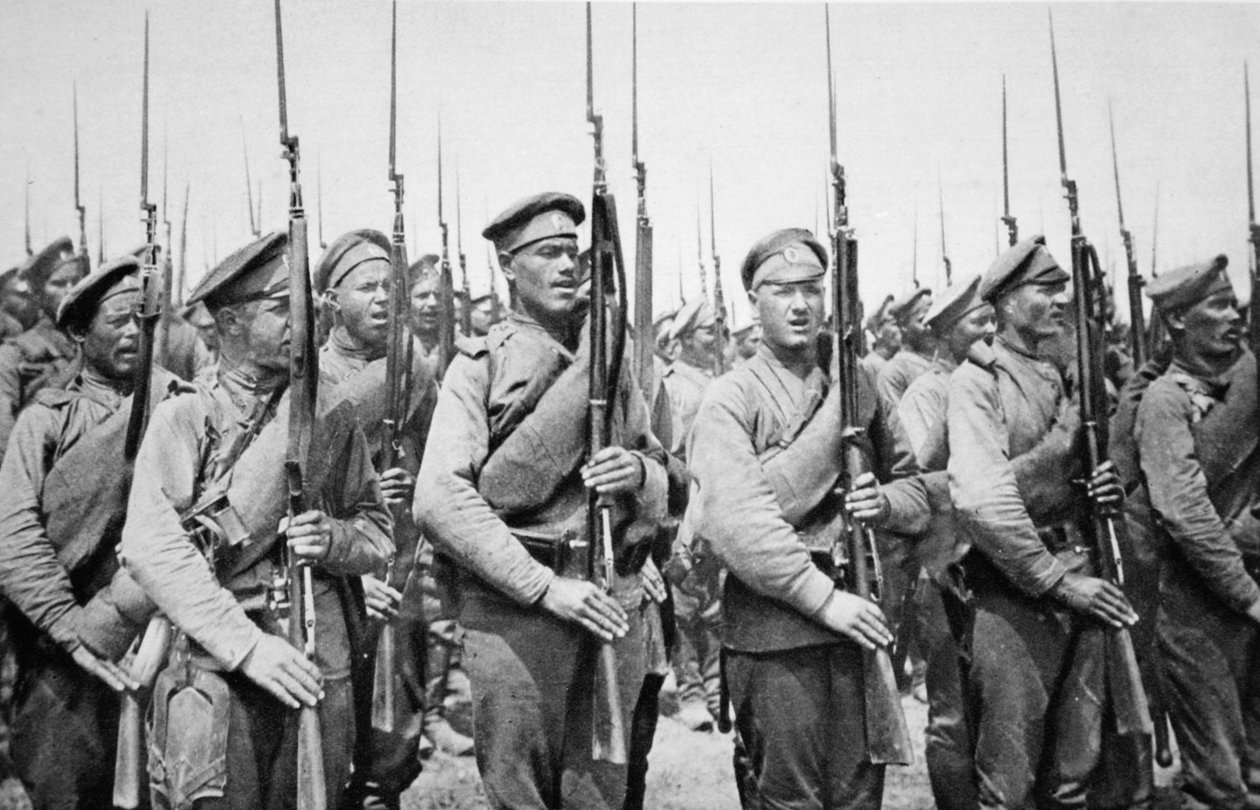 Venäläiset hurraavat King George: Uljaan liittoutuneiden jalkaväki kunnioittaa tätä maata ja sen hallitsijaa Illustrated War Newsista tekijältä Russian Photographer