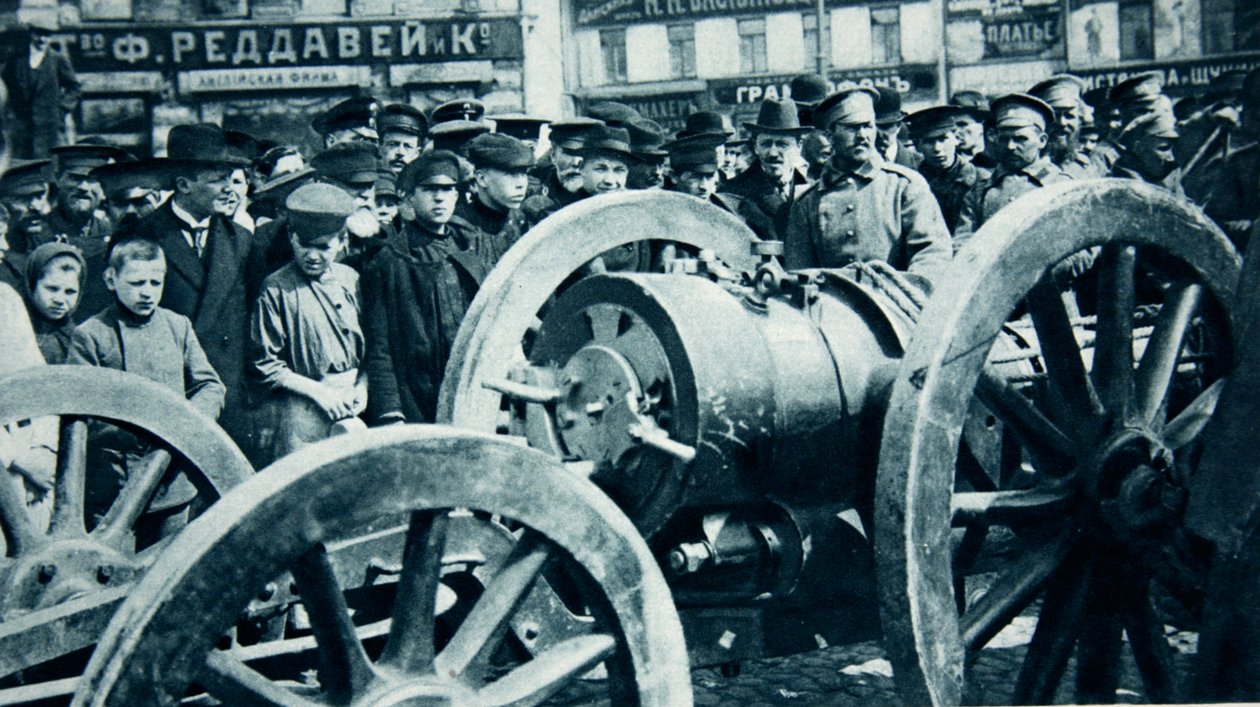 Venäjän vankka lohdutus Przemyslin menetyksestä: yksi Itävallan 24-C.M. kranaatit, jotka vangittiin siellä Moskovassa, The Illustrated War Newsista tekijältä Russian Photographer