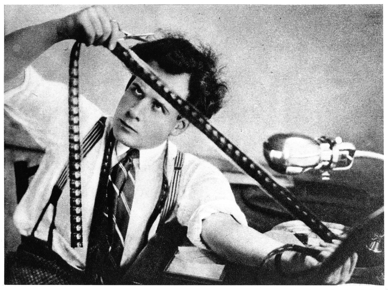Sergei Eisenstein (1898-1948) leikkaamassa elokuvaa Lokakuu, 1928, teoksesta Sergei Eisenstein, Reflexions du cineaste, julkaistu Moskovassa 1958. tekijältä Russian Photographer
