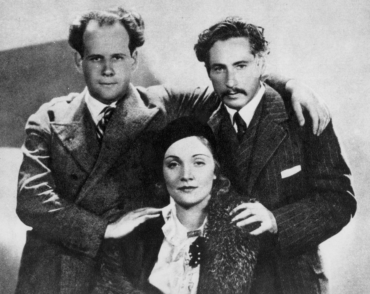 Sergei Eisenstein (1898-1948) Marlene Dietrichin (1901-92) ja Joseph Sternbergin (1894-1969) kanssa vuonna 1930, Serge Eisenstein, Reflexions dun Cineaste, julkaistu Moskovassa, 1958 tekijältä Russian Photographer