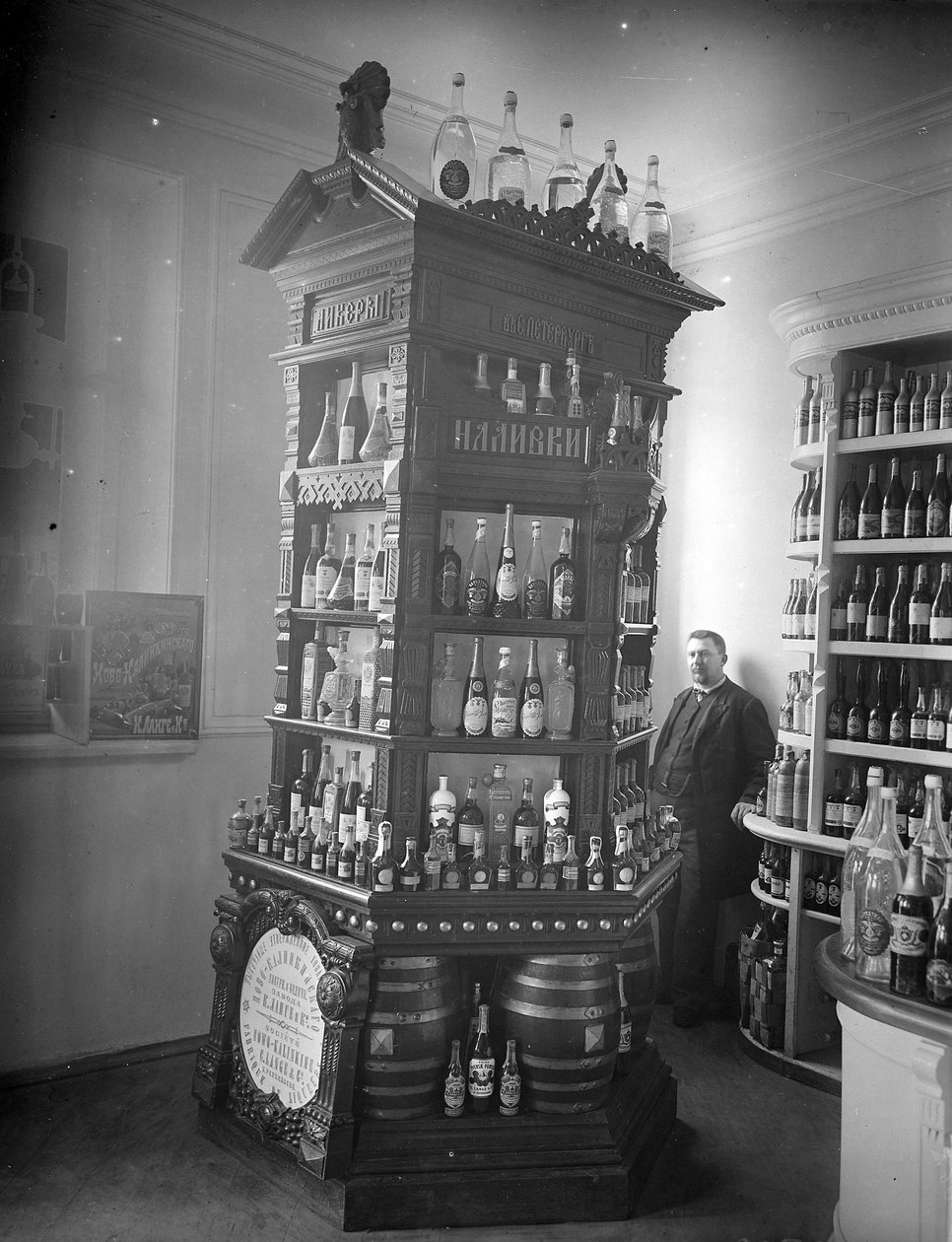 Viinien ja liköörien myymälänäyttely, n. 1893 tekijältä Russian Photographer