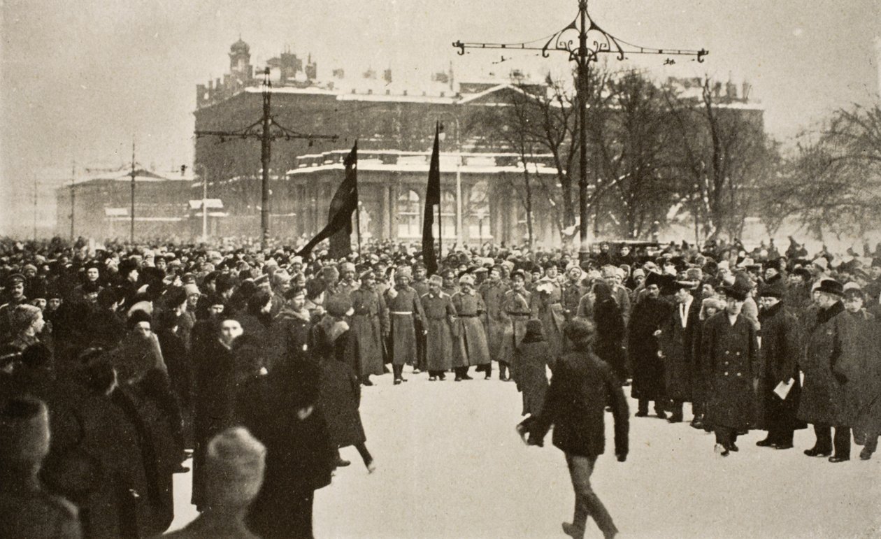 Sotilaat punaisilla lipuilla johtamassa valtavaa joukkoa Nevski-prospektilla, maaliskuu 1917 tekijältä Russian Photographer