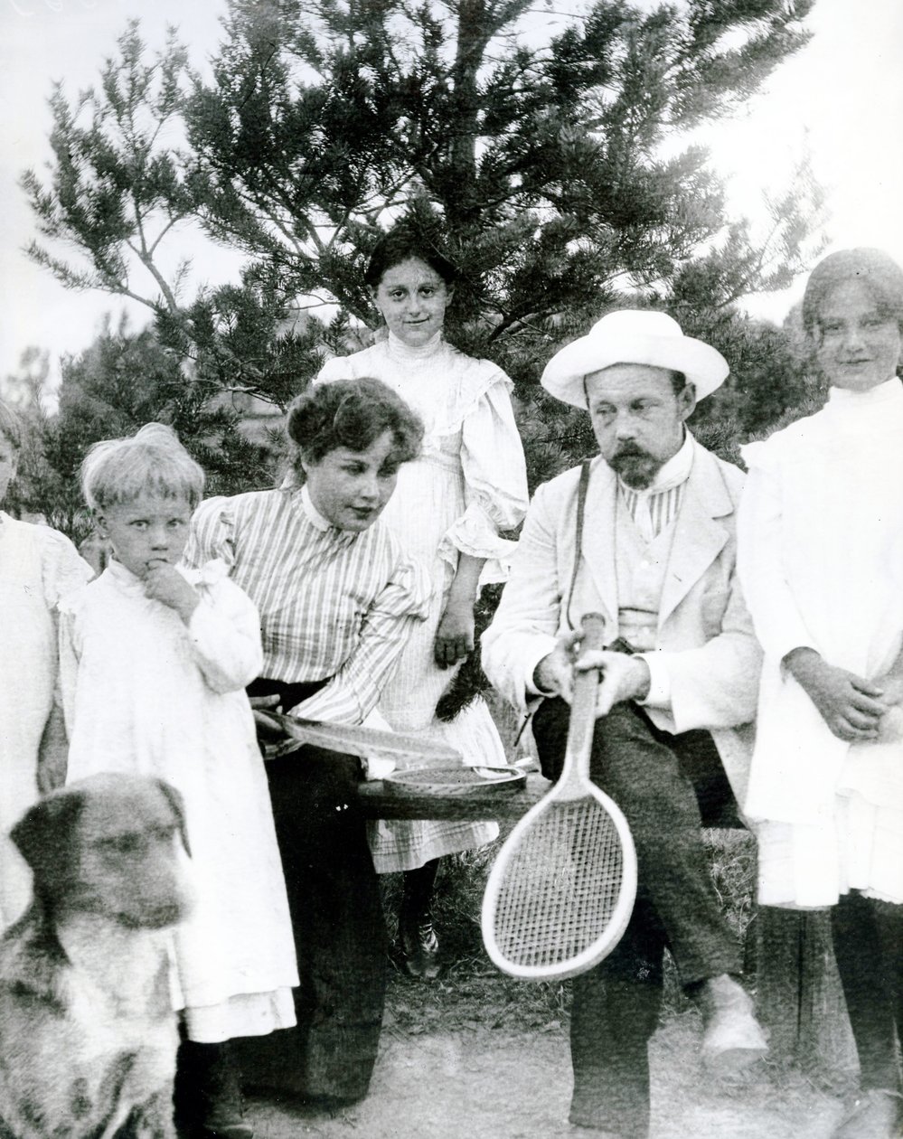 Pietarilaiset lomailemassa tennisottelusta, 1900 tekijältä Russian Photographer
