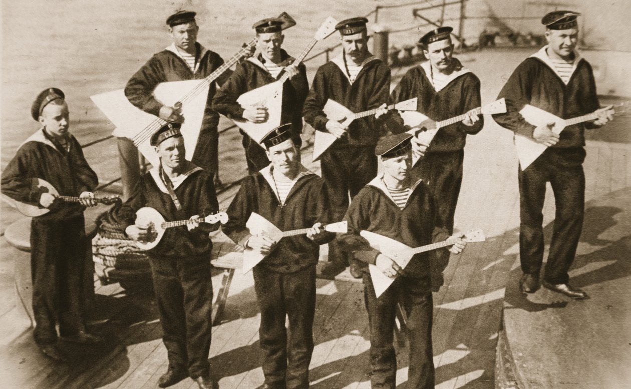 Venäjän laivaston henkiä ylläpitävä Balalaika-yhtye, The Illustrated War News (seepiakuva) tekijältä Russian Photographer