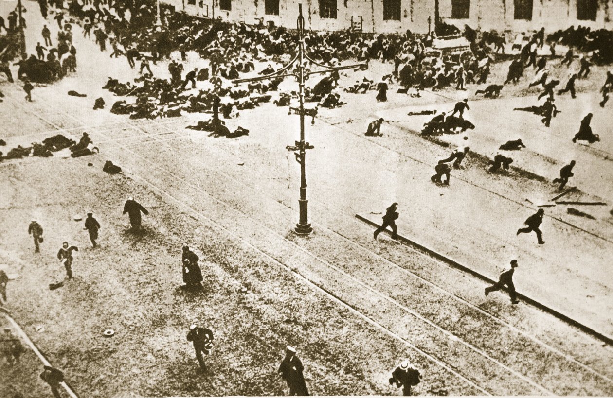 Massot ottavat väkivaltaisen vastuun omasta kohtalostaan, 1917 (seepiakuva) tekijältä Russian Photographer