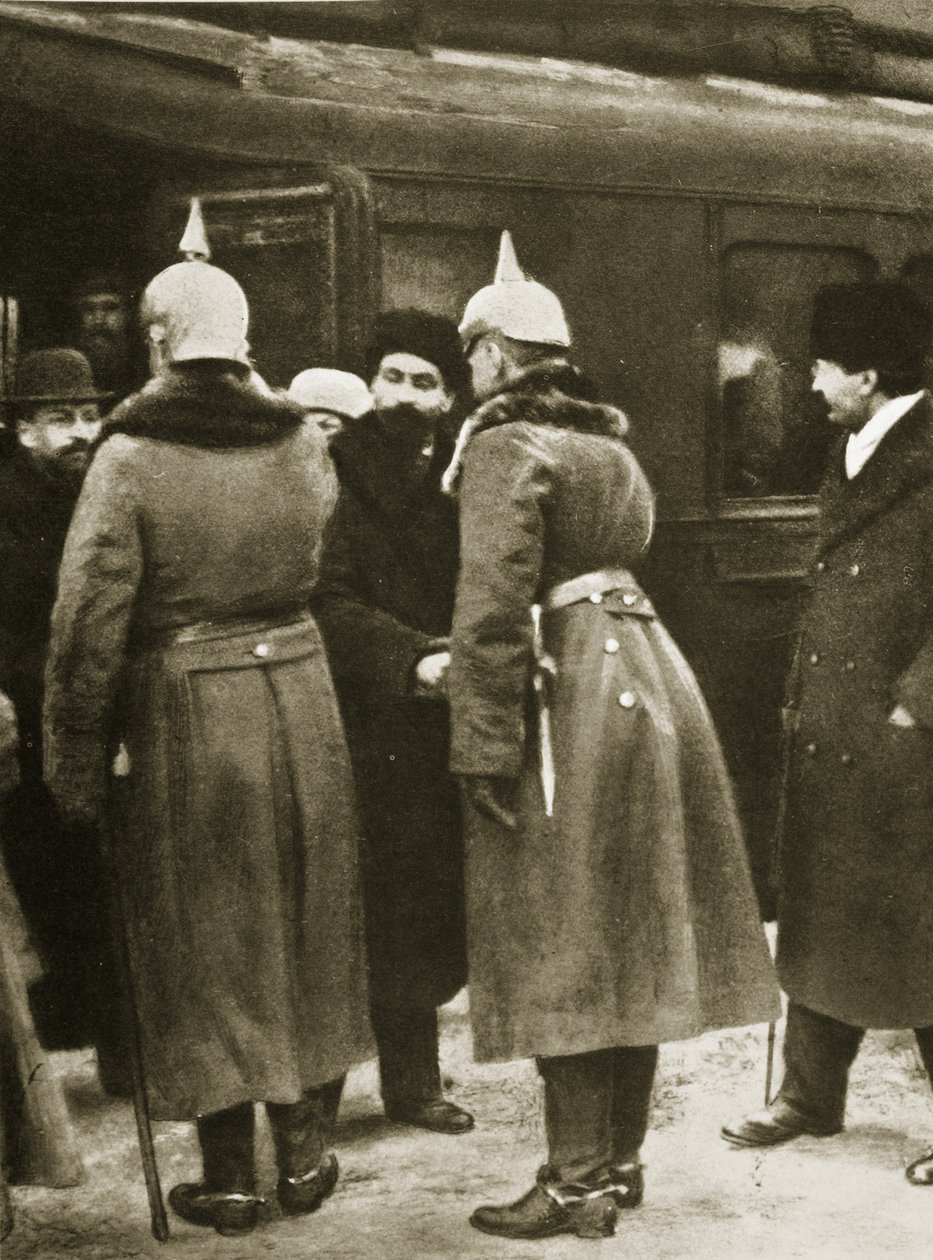 Saksalaiset upseerit toivottivat Trotskin ja Venäjän delegaatit tervetulleiksi Brest-Litovskiin joulukuussa 1917 (seepiakuva) tekijältä Russian Photographer