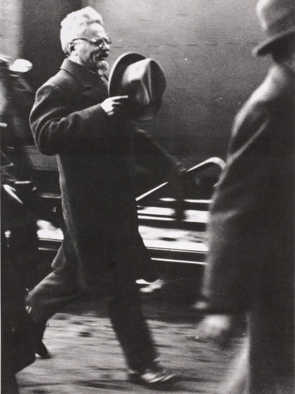 Trotski saapuu Pariisiin (seepiakuva) tekijältä Russian Photographer