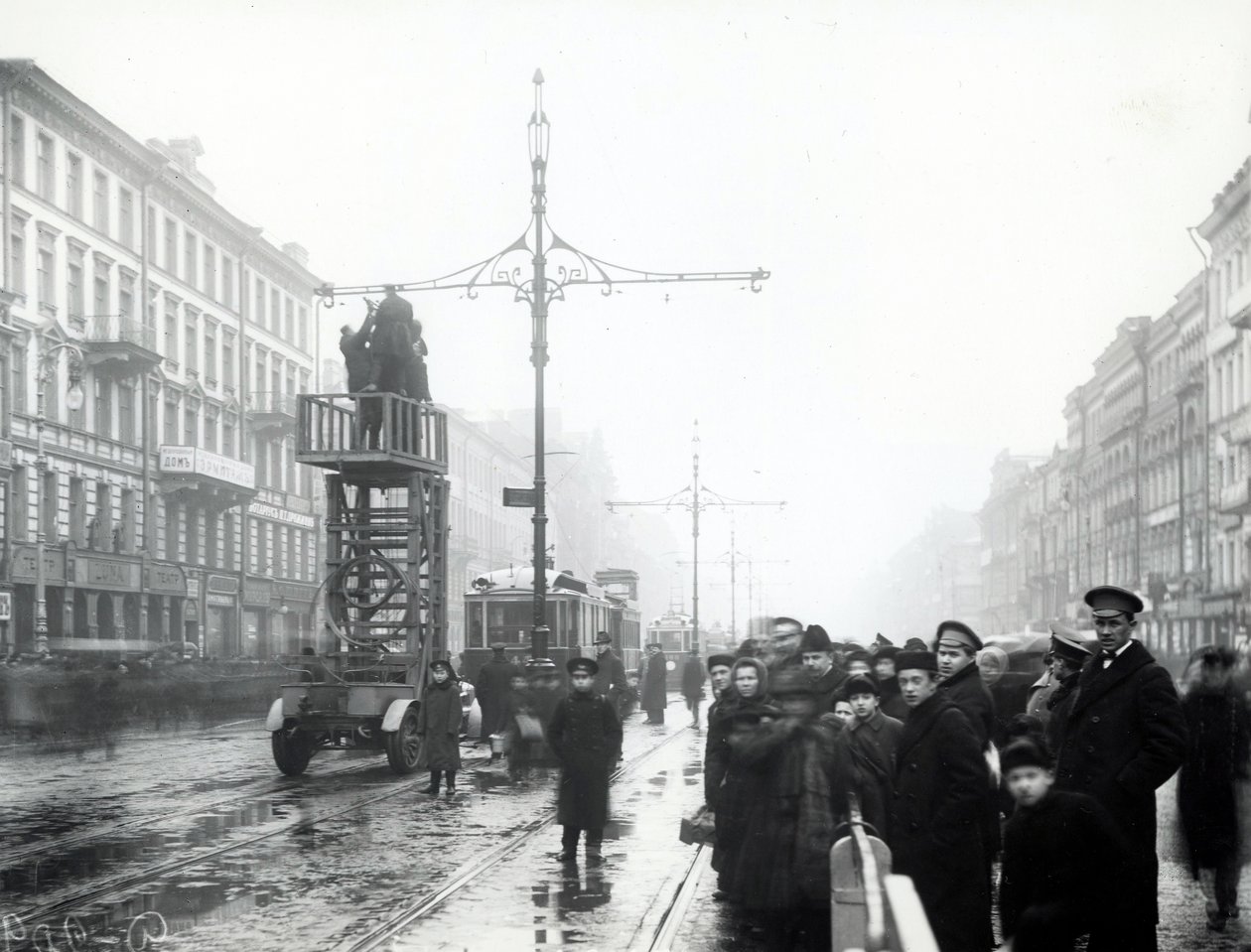 Työntekijät korjaamassa raitiovaunulinjoja, Pietari, n. 1914 tekijältä Russian Photographer