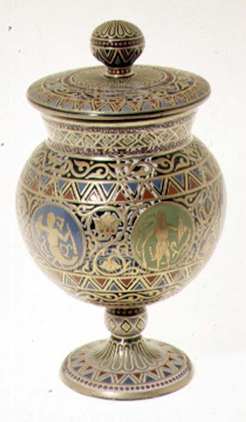 Katettu pikari, emaloitu ja kullattu koristelu, jalustassa Aleksanteri II:n merkki, Imperial Glass Factory, n. 1870 (emaloitu lasi) tekijältä Russian School
