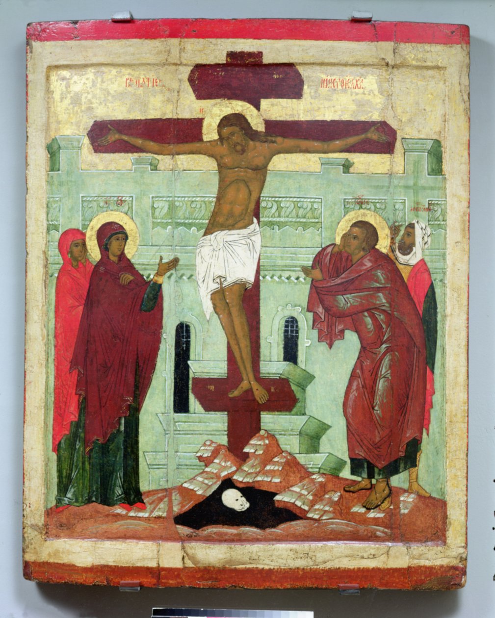 Ikoni, joka kuvaa ristiinnaulitsemista Neitsyen, Maria Magdaleenan, Pyhän Johanneksen ja sadanpäällikkö Longinuksen kanssa, Novgorodin koulu (tempera paneelissa) tekijältä Russian School