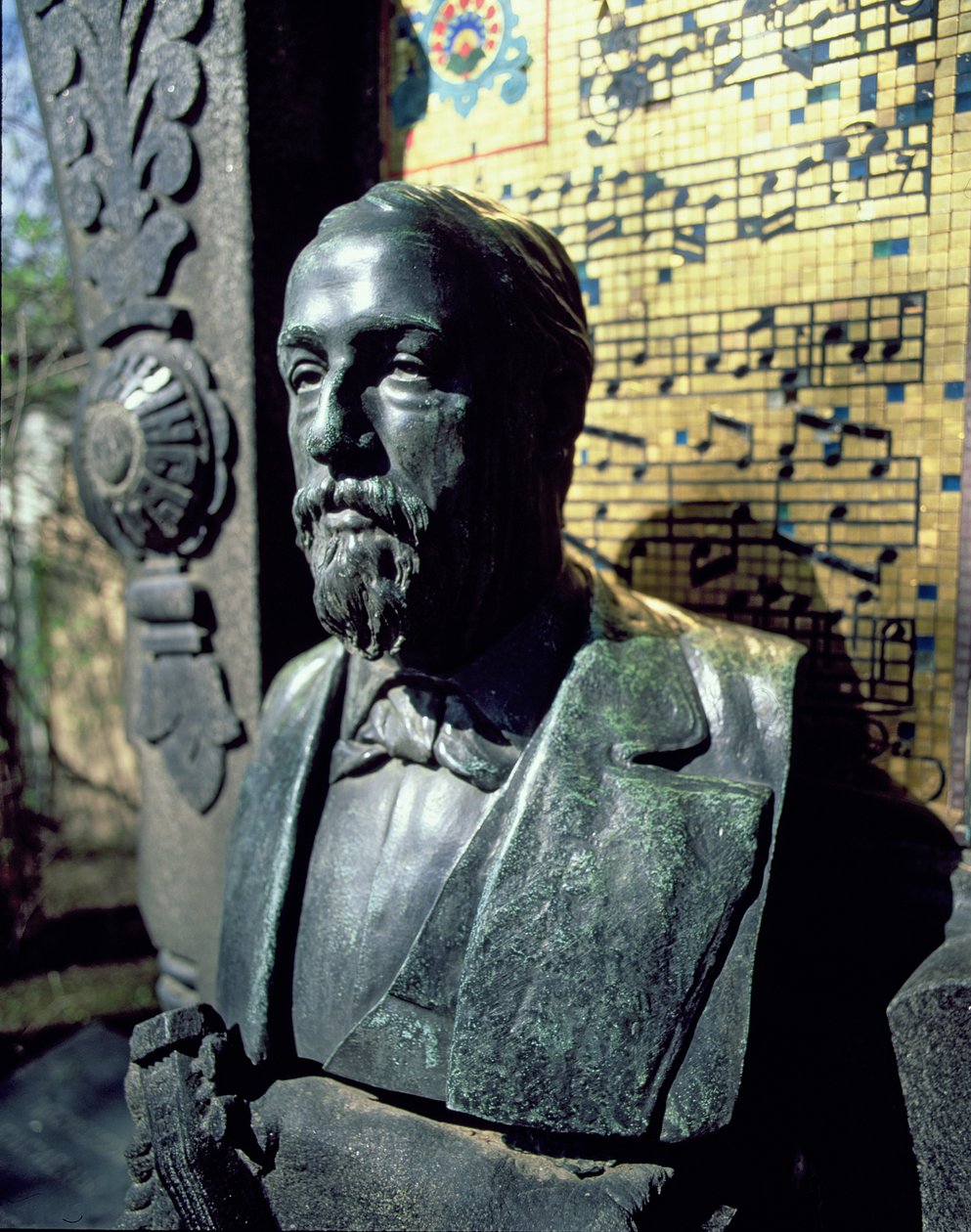 Aleksanteri Borodinin (1833-87) muotokuva hänen haudastaan (pronssi) tekijältä Russian School