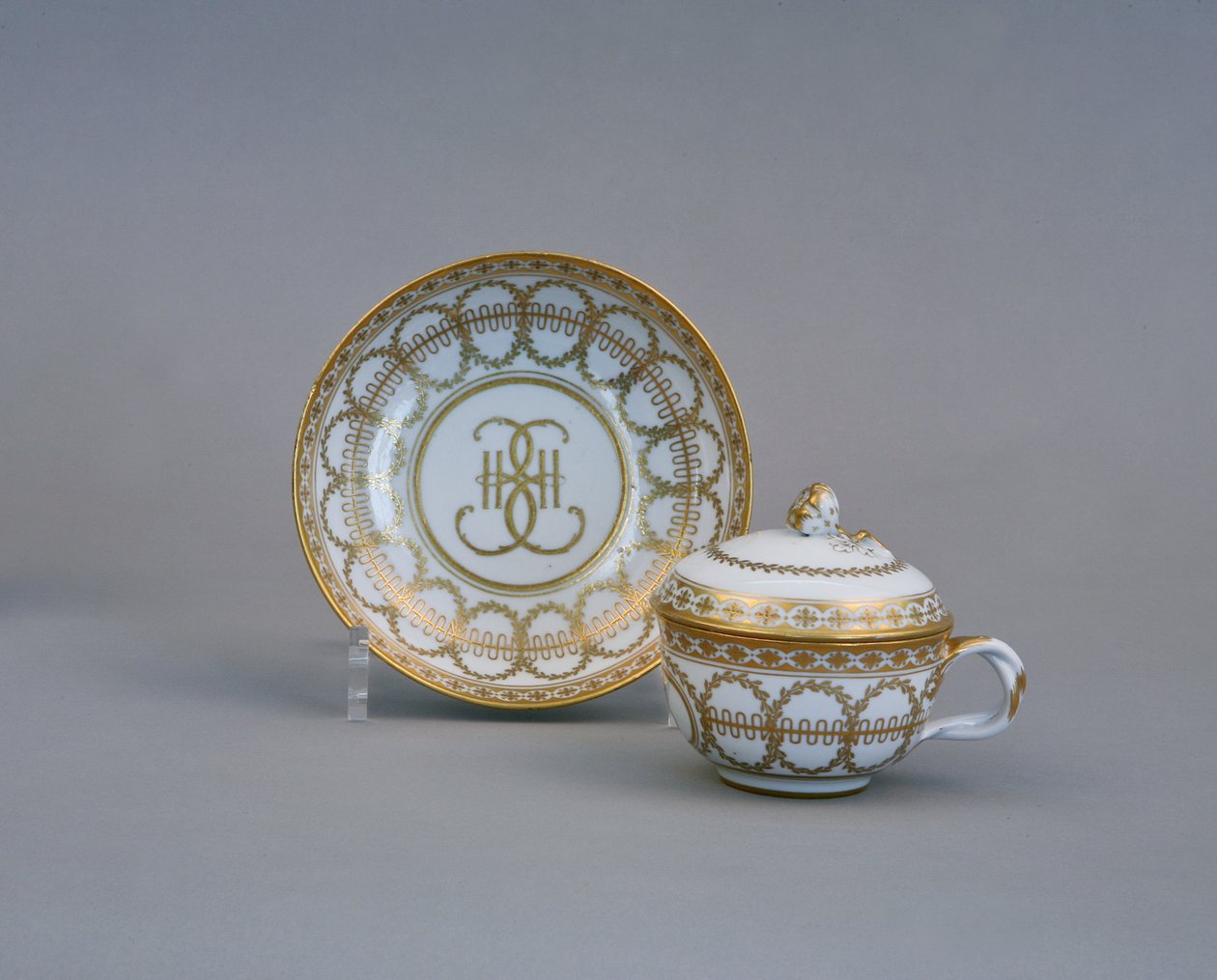Kupi ja lautanen Katariina II:n keisarillisen posliinitehtaan monogrammilla, 1770-1780 tekijältä Russian Master