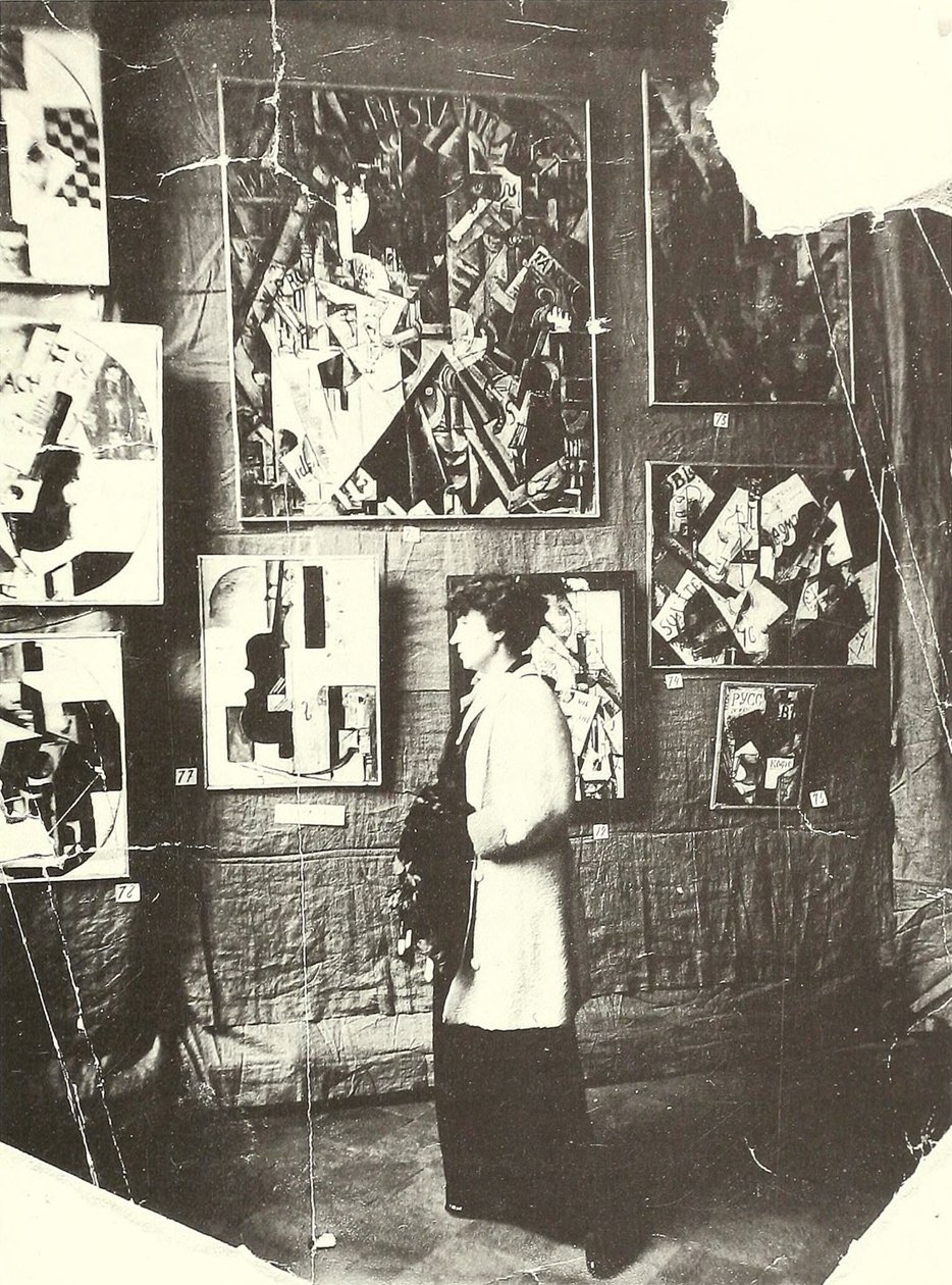 Alexandra Ekster Udaltsovan maalausten edessä The Store -näyttelyssä, Moskova tekijältä Russian Photographer