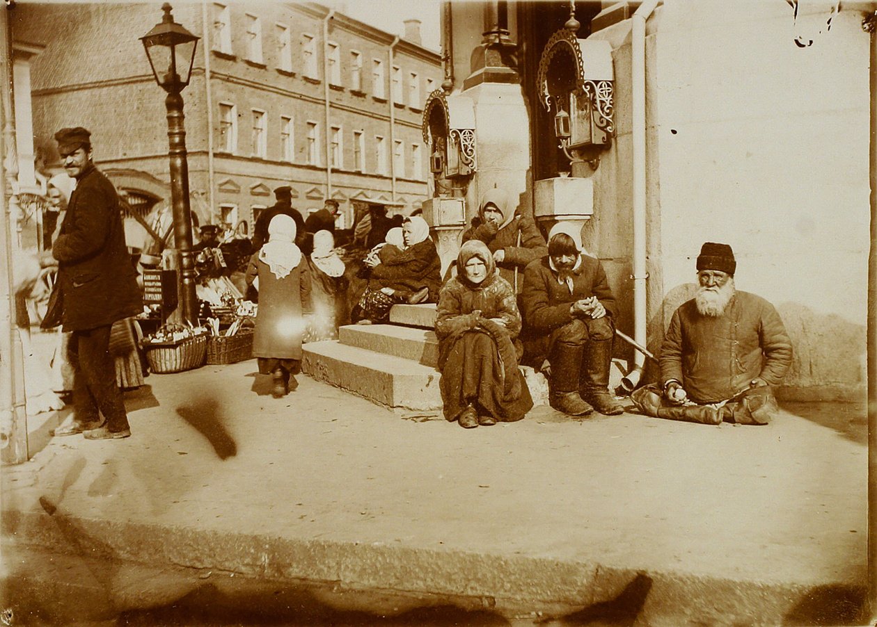 Kerjäläisiä (mies, nainen ja jatte-apina) Valaamin (Valamo) luostarin edessä Moskovassa. tekijältä Russian Photographer