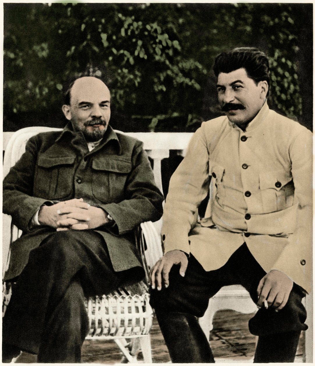 Lenin (Vladimir Iljitš Uljanov ja Josif Stalin (Josif Vissarionovitš Djougashvili) Gorki, elokuu 1922 (kuva). tekijältä Russian Photographer